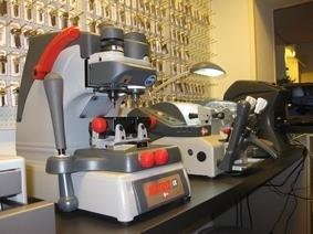 Moderne sleutelmachine's om sleutels bij te maken.
