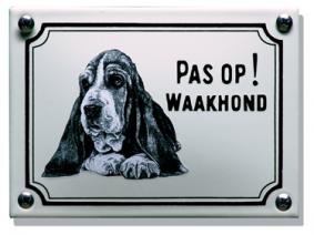 Gevaarlijke bordjes op de buitenpoort.